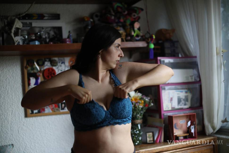 $!Sandra Monrroy se coloca el sujetador en su habitación, el 4 de julio de 2021, en Ciudad de México (México), un día antes de que se le practicara una masectomía bilateral a causa del cáncer de mama que padecía. EFE/Sáshenka Gutiérrez
