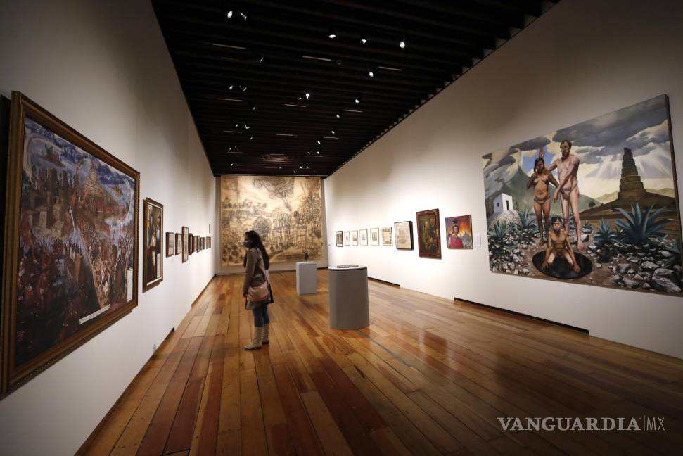 $!Una mujer observa un cuadro de la exposición Visiones plásticas de Tenochtitlan en el Museo de la Ciudad de México. EFE/José Méndez