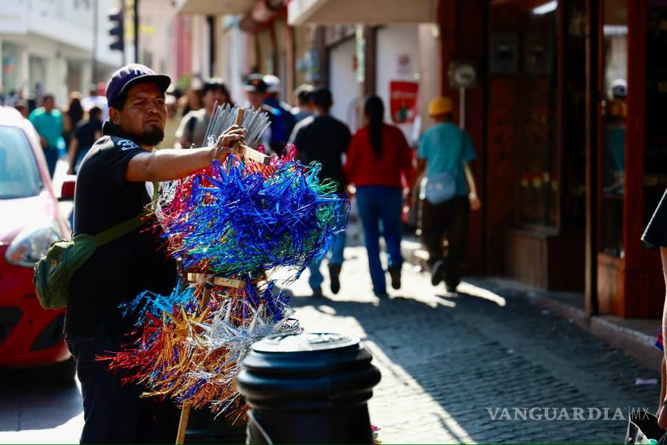 $!Vendedores aprovecharon la gran afluencia para vender artículos navideños.