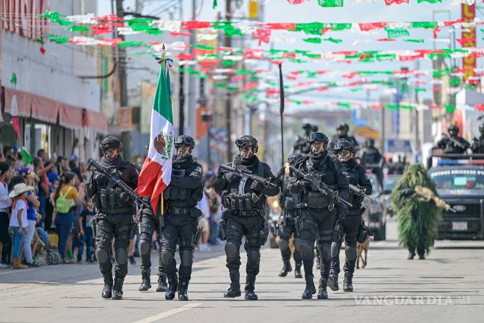 $!Contingentes escolares y de seguridad desfilaron en las calles del primer cuadro de la ciudad.