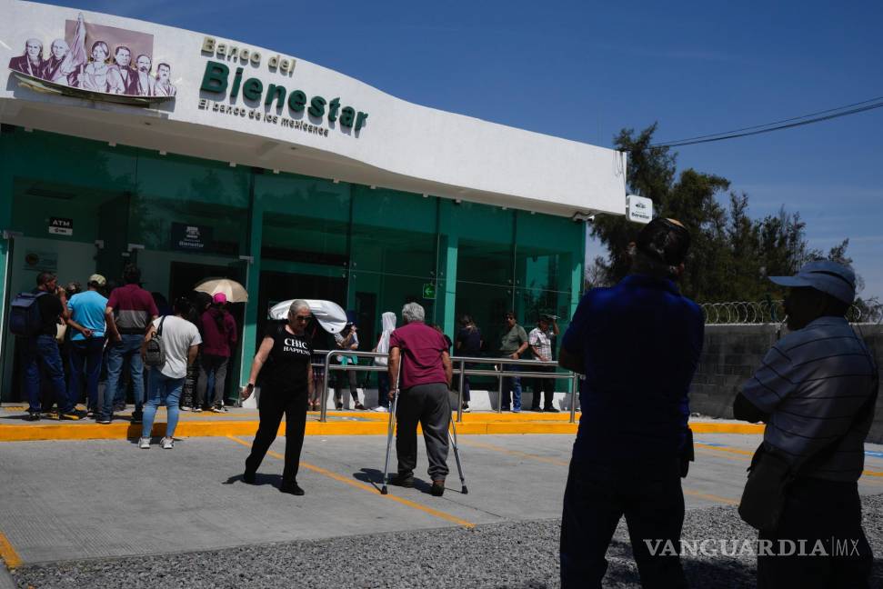 $!La gente hace fila afuera de una sucursal del “Banco Bienestar” o Banco de Bienestar, en Irapuato, México.