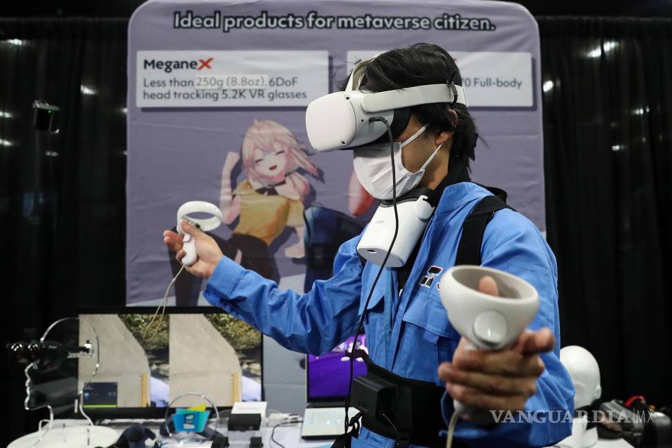 $!Una persona usa un visor de realidad virtual Shiftall Inc. en el International Consumer Electronics Show. EFE/EPA/Caroline Brehman