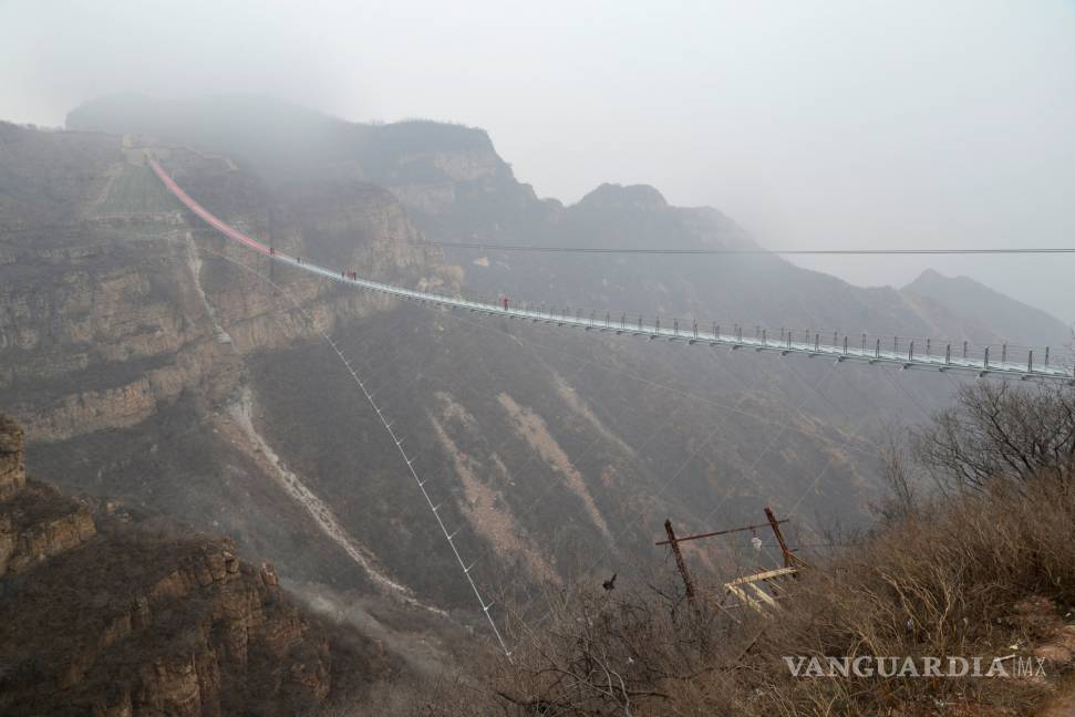 $!Puente de Cristal, el más largo del mundo, flota sobre Banshan en China