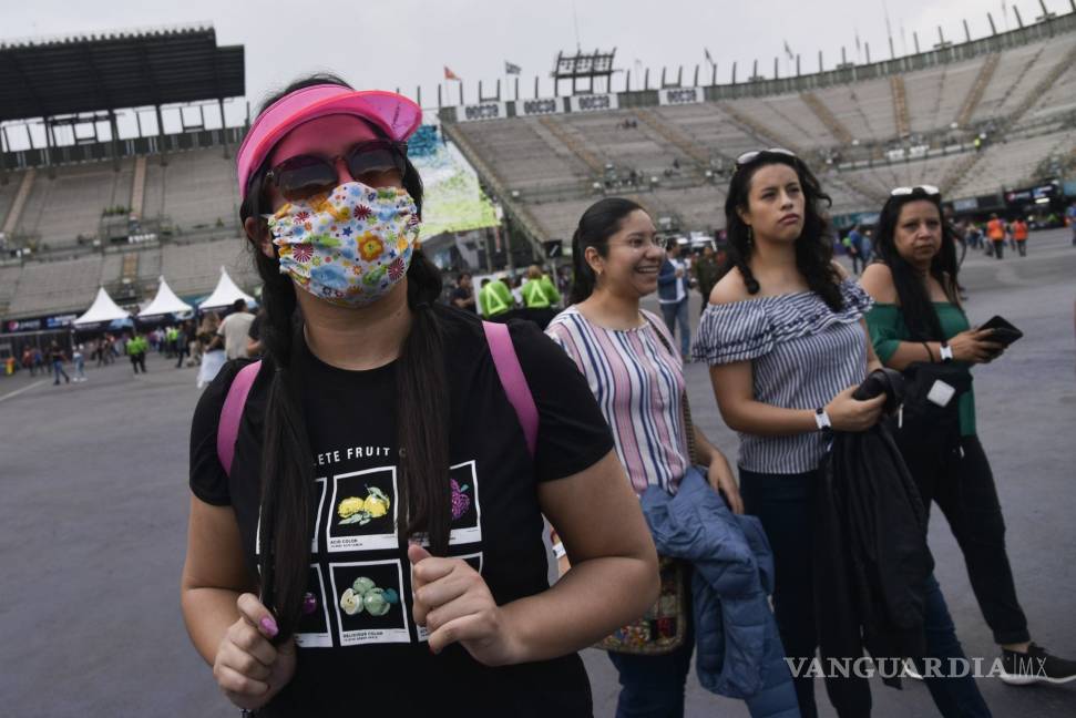 $!Vive Latino 2020 no le teme al coronavirus: Instalan filtros y asistentes usan mascarillas