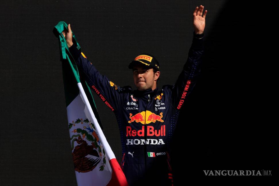 $!El mexicano Sergio Pérez de Red Bull celebra al ganar el tercer lugar en el Gran Premio de Fórmula Uno de México que se realiza en el Autódromo Hermanos Rodríguez en Ciudad de México. EFE/Carlos Ramirez