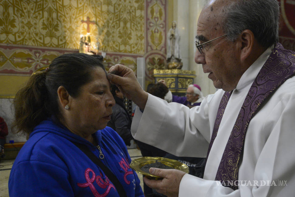 $!Obispo de Saltillo impone la cruz a feligreses en inicio de cuaresma con el Miércoles de Ceniza