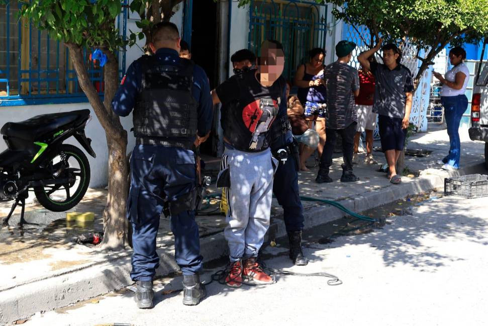 Vecinos de Guadalupe, Nuevo León someten y atan a presunto ladrón