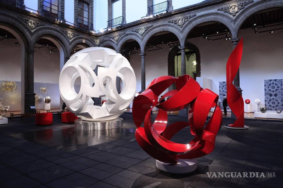 $!Obras que se exhiben en la exposición de la artista Yvonne Domenge en el Palacio de Iturbide de Ciudad de México. EFE/Carlos Ramírez