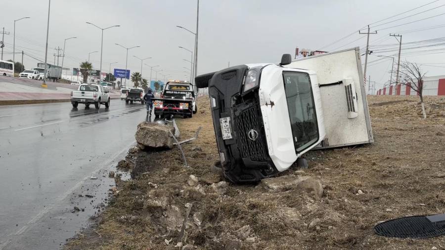 La unidad quedó recostada sobre su costado izquierdo tras el fuerte impacto.