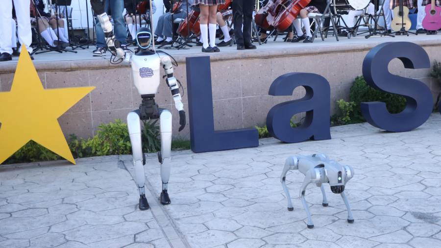 La institución se convirtió en la primera escuela de Latinoamérica en integrar un robot humanoide en clases y la primera en México con un androide de manos articuladas