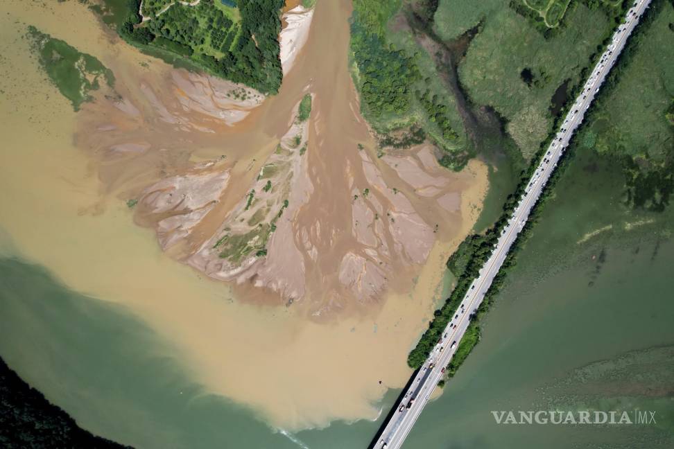 $!Una vista aérea muestra agua turbia que fluye hacia el arroyo Gyeongin en Gwangju, al este de Seúl, luego de días de fuertes lluvias en Corea del Sur.