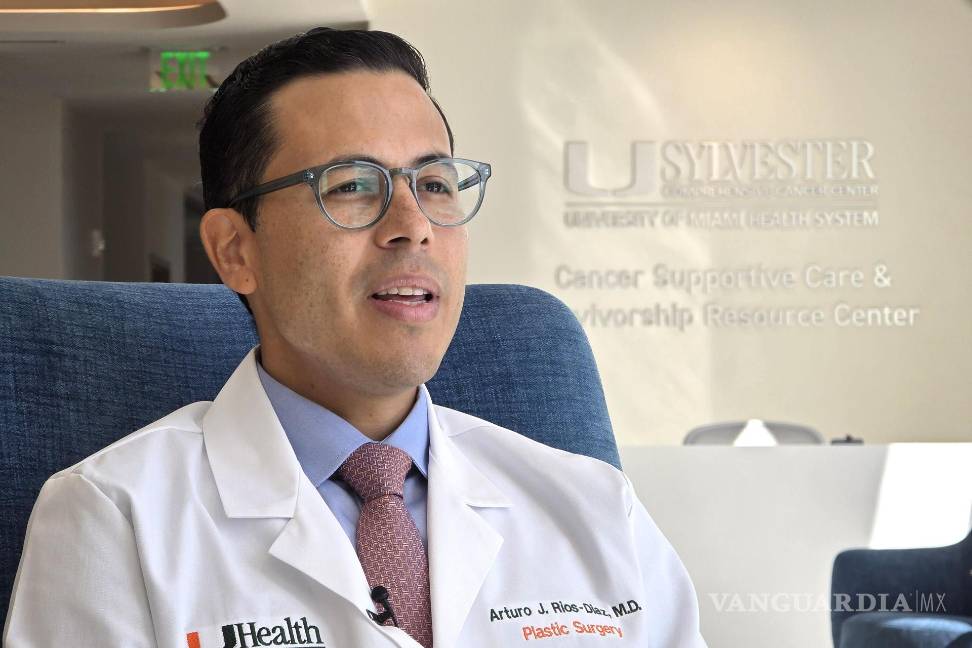 $!El médico Arturo Ríos Díaz, cirujano plástico especializado en reconstrucción mamaria de pacientes con cáncer de mama en el UHealth SoLé Mia en Miami.