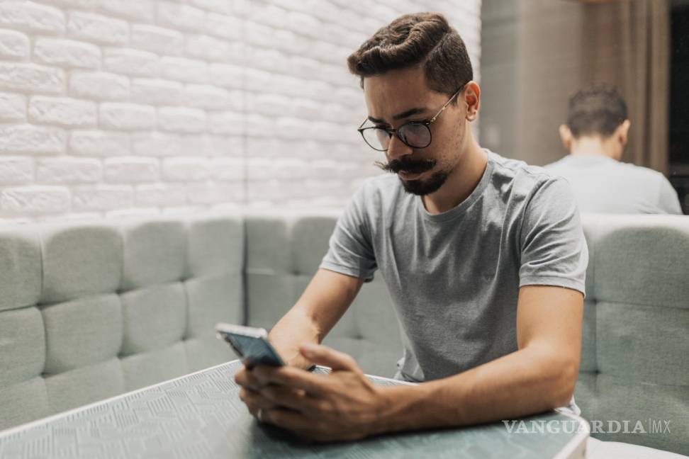 $!Conversando con un 'chatbot' mediante el móvil.