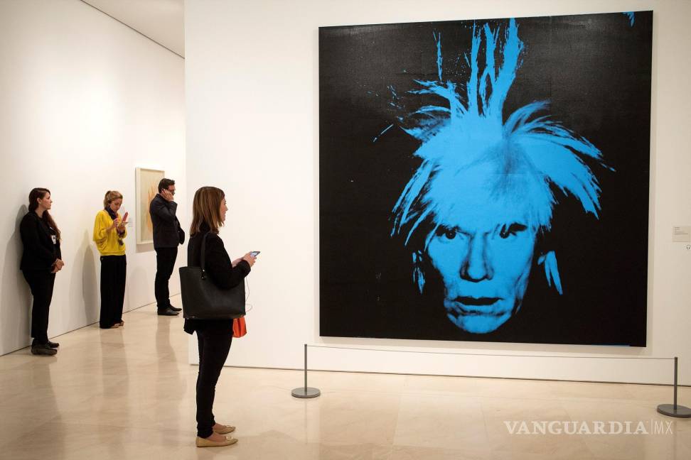 $!Varias personas observan la obra Self-portraitdurante la presentación de la exposición Warhol en Málaga en 2018. EFE/Daniel Pérez