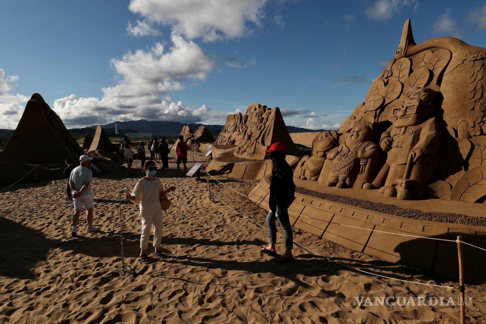 $!La gente ve la escultura de arena ‘Up’ de la película inspirada en PIXAR en la ciudad de New Taipei, Taiwán. EFE/EPA/Ritchie B. Tongo