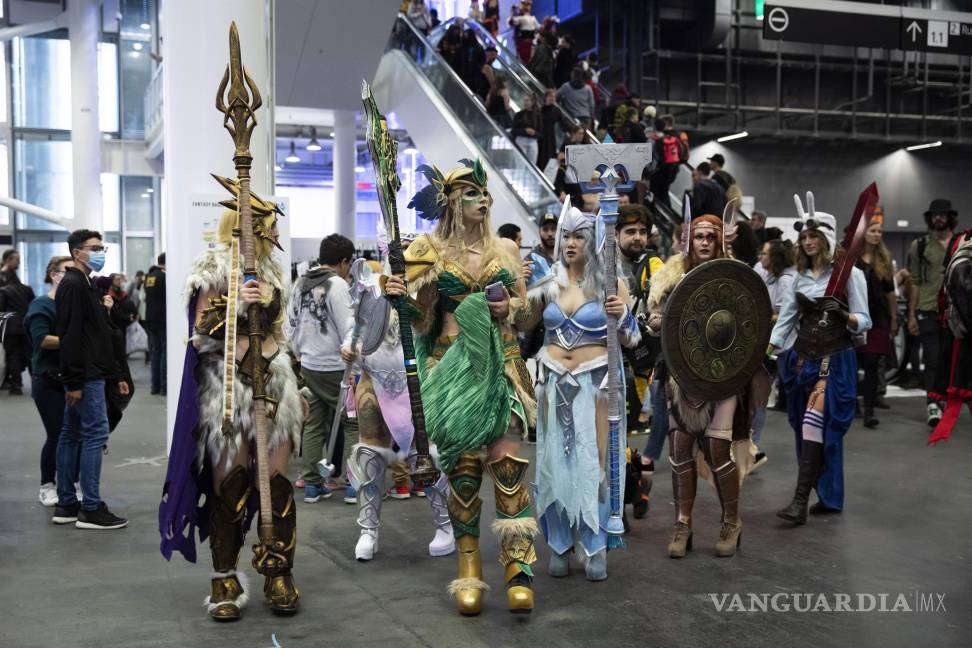 $!Cosplayers con sus coloridos trajes camina en una sala en la convención ‘Fantasy Basel - The Swiss Comic Con 2021’ en Basilea, Suiza. EFE/EPA/Peter Klaunzer