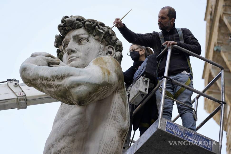 $!Técnicos del ayuntamiento de Florencia supervisan la copia del David de Miguel Ángel. EFE/Ayuntamiento de Florencia