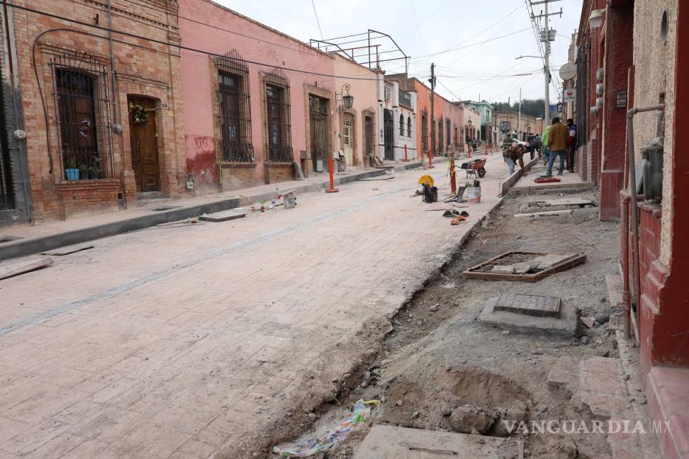 $!Trabajadores continúan con labores en el tramo pendiente de apertura entre De la Fuente y Mariano Escobedo, donde también se encontraron daños en el pavimento.