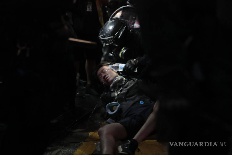 $!Lanzan bombas de gasolina a sede del Gobierno en Hong Kong durante manifestaciones