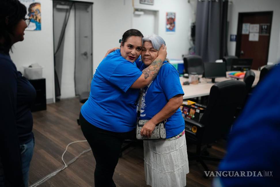 $!Erika Márquez (i) abraza a Leticia Pinedo después de una reunión en la organización sin ánimo de lucro Make the Road Nevada en Las Vegas.