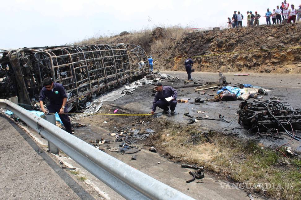 $!Choque entre tráiler y autobús deja 21 muertos en carretera Puebla-Orizaba