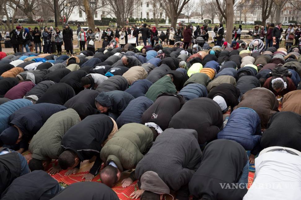 $!Protestan musulmanes frente a la Casa Blanca