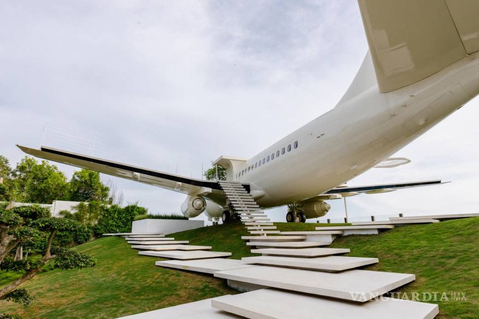 $!Boeing 737 y escalinata de acceso.