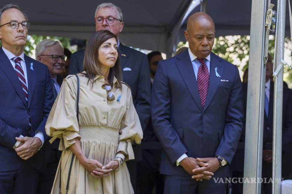 $!El alcalde de la ciudad de Nueva York, Eric Adams (d), y la primera dama de Nueva Jersey, Tammy Snyder Murphy (c), en la ceremonia del 24º aniversario del 11/S.