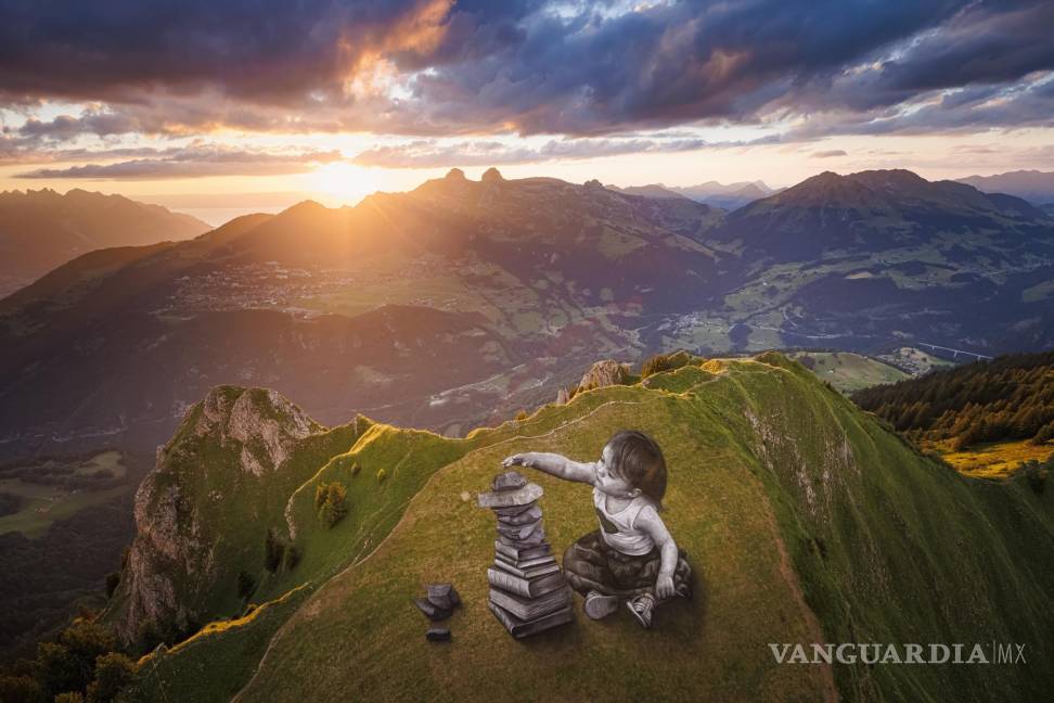 $!Una fotografía tomada con un dron muestra una pintura gigante de landart biodegradable titulada ‘Vers l’equilibre’ del artista franco-suizo Saype.