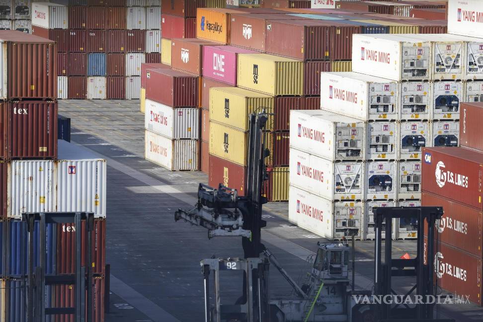 $!Contenedores de carga se apilan en el Puerto de Los Ángeles en Long Beach. Trump anunció un arancel del 25 % a las importaciones mexicanas y canadienses.