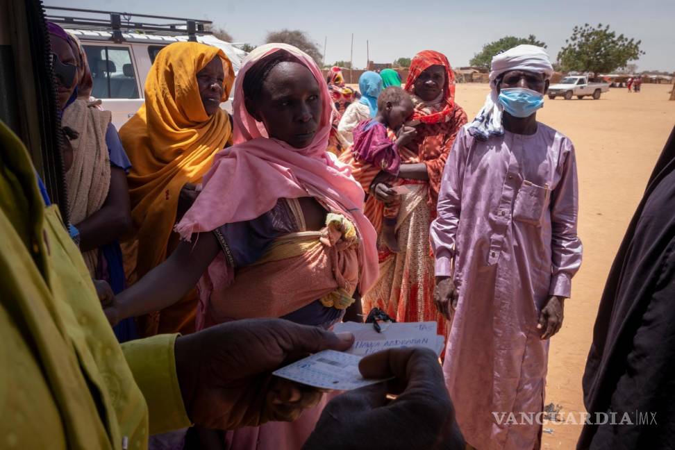 $!Trabajadores del PMA y de la Cruz Roja atienden a refugiados procedentes de Darfur, en un campo de refugiados de Adre, Chad, en la frontera con Sudán.