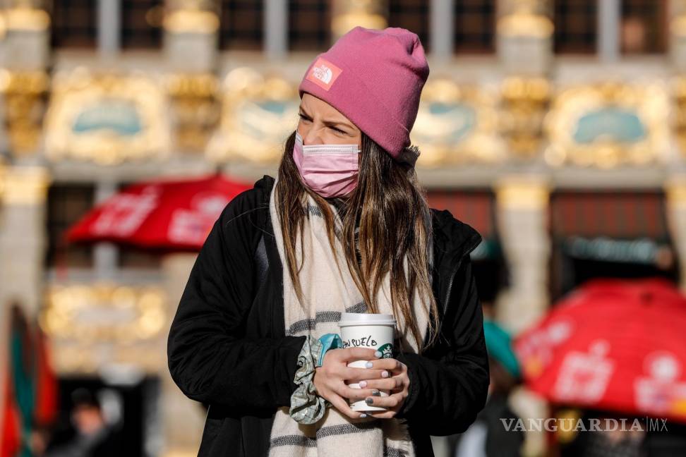 $!Una mujer con mascarilla camina por las calles de Bruselas, Bélgica. EFE/EPA/Sthephanie Lecocq