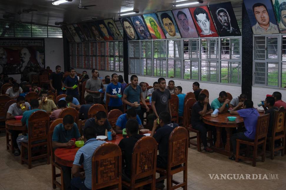 $!Estudiantes de primer años en el comedor de la escuela Normal Rural Raúl Isidro Burgos, en Ayotzinapa, en el estado de Guerrero.