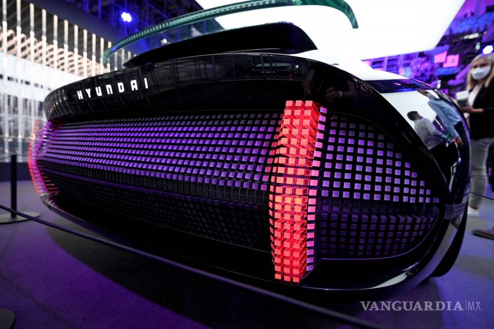 $!El concept car Hyundai Prophecy en exhibición en el Salón Internacional del Automóvil IAA en Munich, Alemania. EFE/EPA/Sascha Stenbach