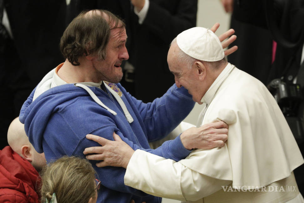 $!Hombre sorprende al papa Francisco y le da un beso en la frente