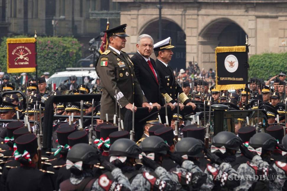 $!Luis Cresencio Sandoval, secretario de la Sedena; AMLO, presidente de méxico y Rafael Ojeda, secretario de Marina, en el Pase de Revista previo al Desfile Militar.