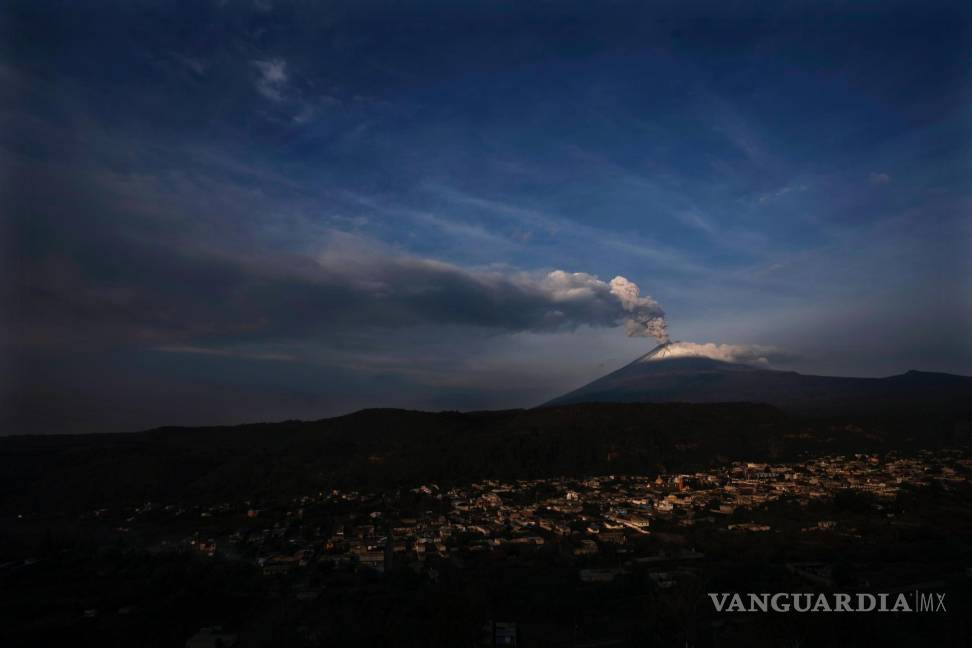 $!El volcán Popocatépetl lanzando ceniza y gases, visto desde Santiago Xalitzintla, México, el 24 de mayo de 2023.