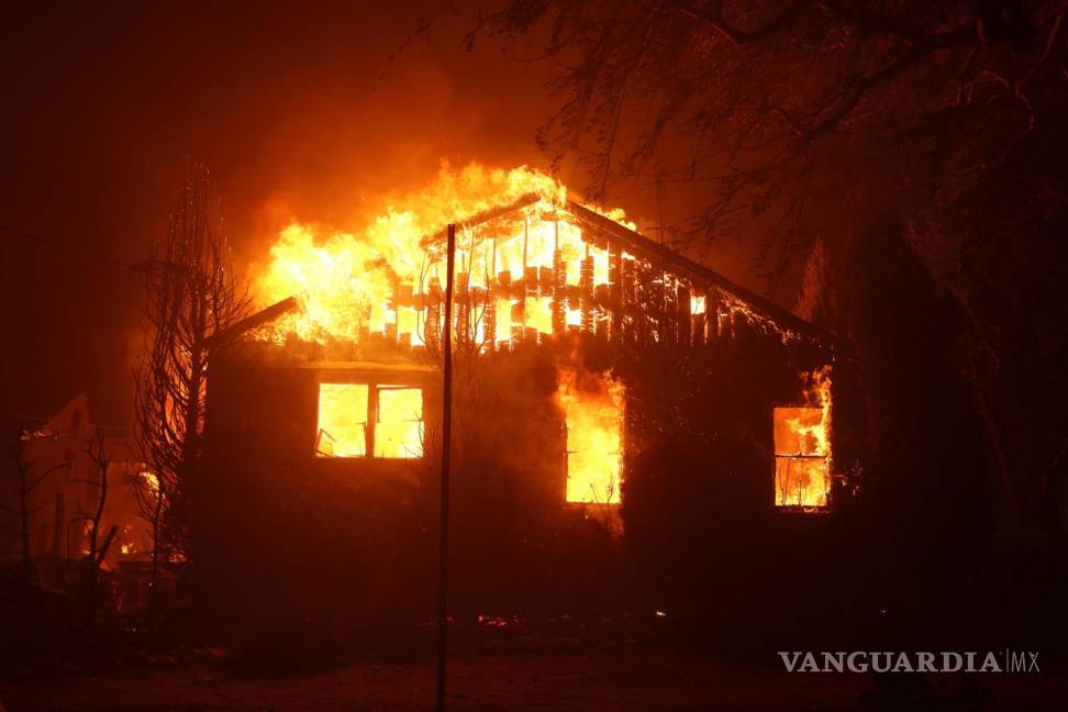 $!En una pocas horas el incendio que comenzó la mañana de este martes, ha pasado de afectar 200 acres a casi 3,000 por la tarde.