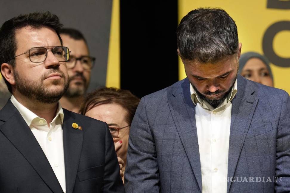 $!El líder del Gabriel Rufián, junto al presidente de la Generalitat, Pere Aragonès (i), comparece para valorar los resultados electorales de las elecciones generales.