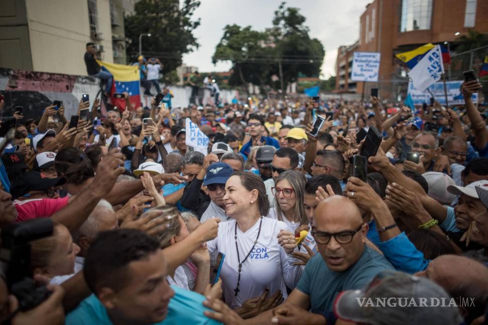 $!La candidata de la oposición venezolana para las elecciones presidenciales de 2024, María Corina Machado (c), saluda a sus seguidores en Maracay, Venezuela.