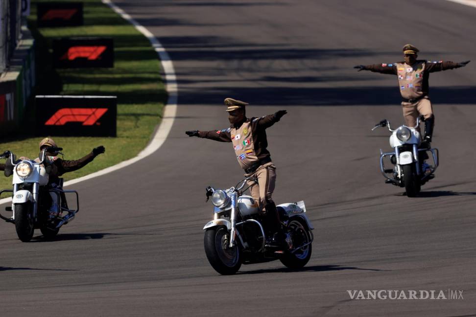 $!Motociclistas hacen acrobacias en el desfile previo hoy, al Gran Premio de Fórmula Uno de México que se realiza en el Autódromo Hermanos Rodríguez en Ciudad de México
