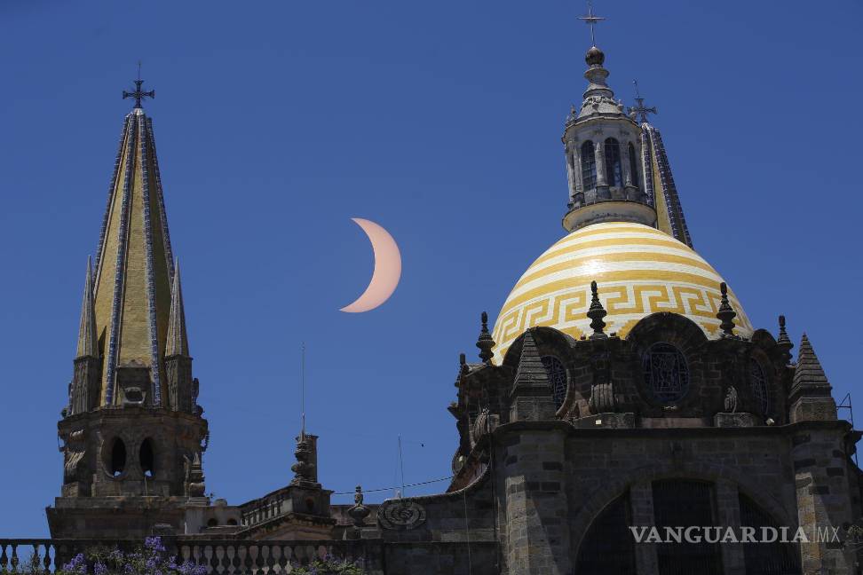 Así cautiva, maravilla y asombra el eclipse solar desde Mazatlán hasta la isla de Terranova (fotos)