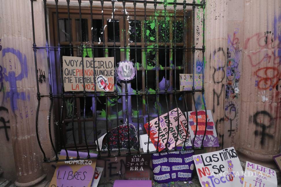 $!Saltillo-08-Marzo-2023.En un evento que congregó a más de 3 mil mujeres en la capital de Coahuila, las instalaciones del Congreso del Estado terminaron con pintas tras marcha por el 8M.