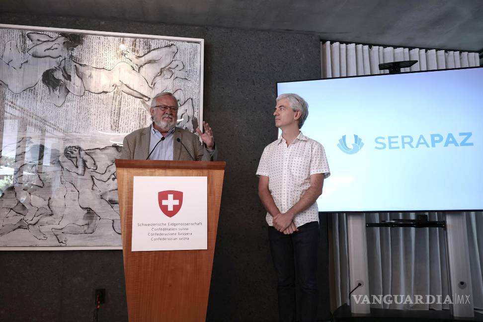 $!Los representantes de Serapaz, Mariano Michain (d) y Miguel Álvarez (i), en la entrega del Premio Suizo de Derechos Humanos y Desarrollo Sostenible.