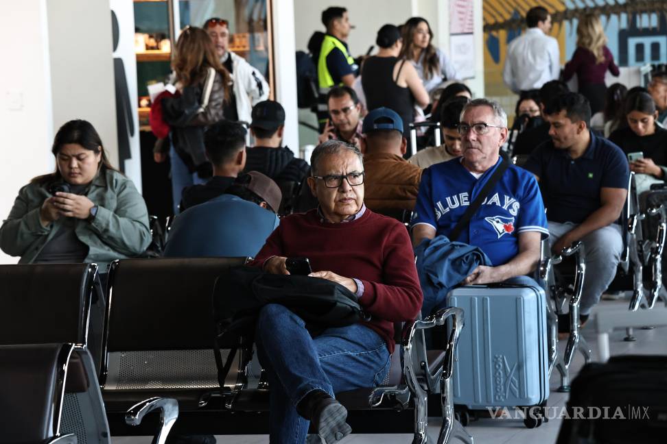 $!Familias y pasajeros celebraron el restablecimiento de la ruta aérea Saltillo–Ciudad de México tras cuatro años de suspensión.