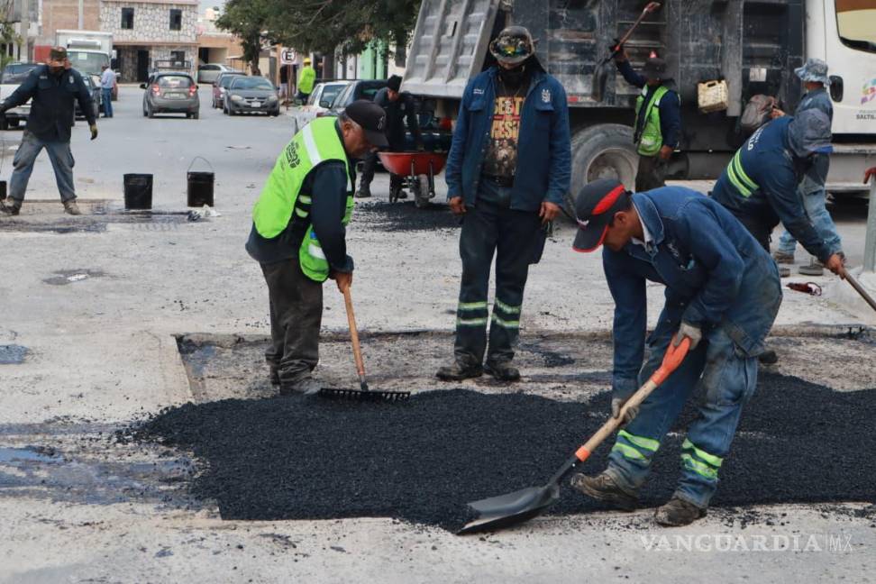 $!El Ayuntamiento intensifica las labores de bacheo en colonias y bulevares de Saltillo.