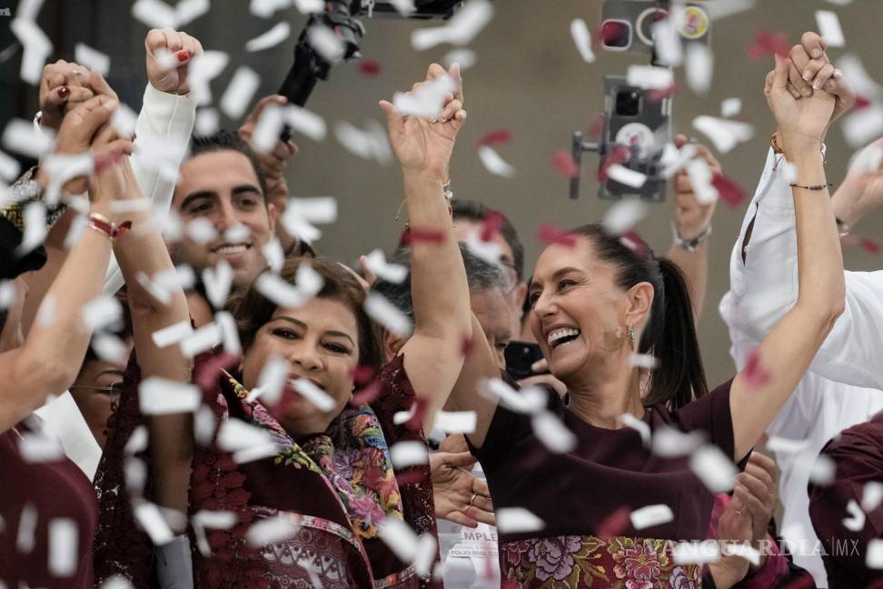 $!Confeti cae sobre la candidata presidencial Claudia Sheinbaum durante su mitin de cierre de campaña en el Zócalo de la Ciudad de México, el 29 de mayo de 2024.