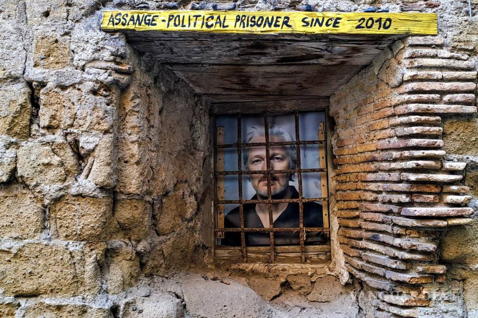 $!Una instalación dedicada al fundador de WikiLeaks, Julian Assange, creada por la red FreeAssangeNapoli en Nápoles, Italia.