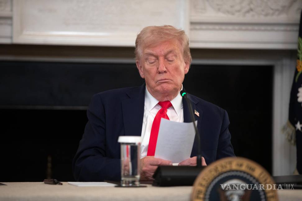 $!Donald Trump lee una nota del secretario de Estado Marco Rubio sobre el plan de paz para Oriente Medio en la Casa Blanca en Washington.