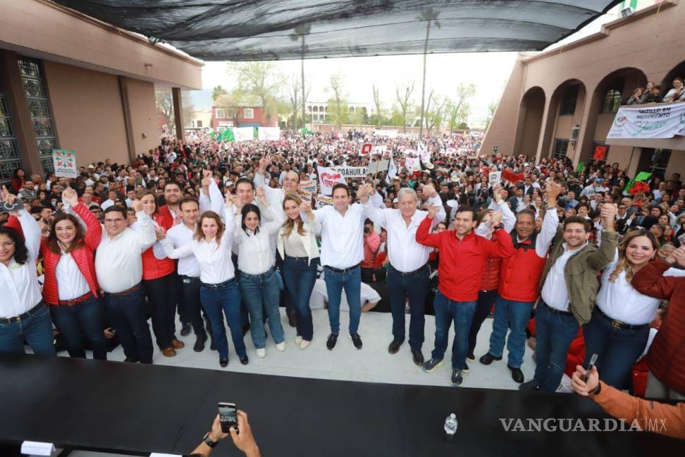 $!En Saltillo, Javier Díaz fue acompañado por cientos de simpatizantes en su registro para la Alcaldía.